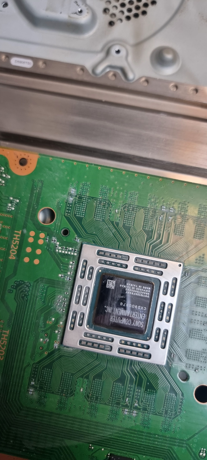 Genuine PS4 circuit board and cleaned APU repair photograph